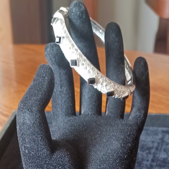 Gorgeous Rhinestone Bracelet - Picture 2 of 8